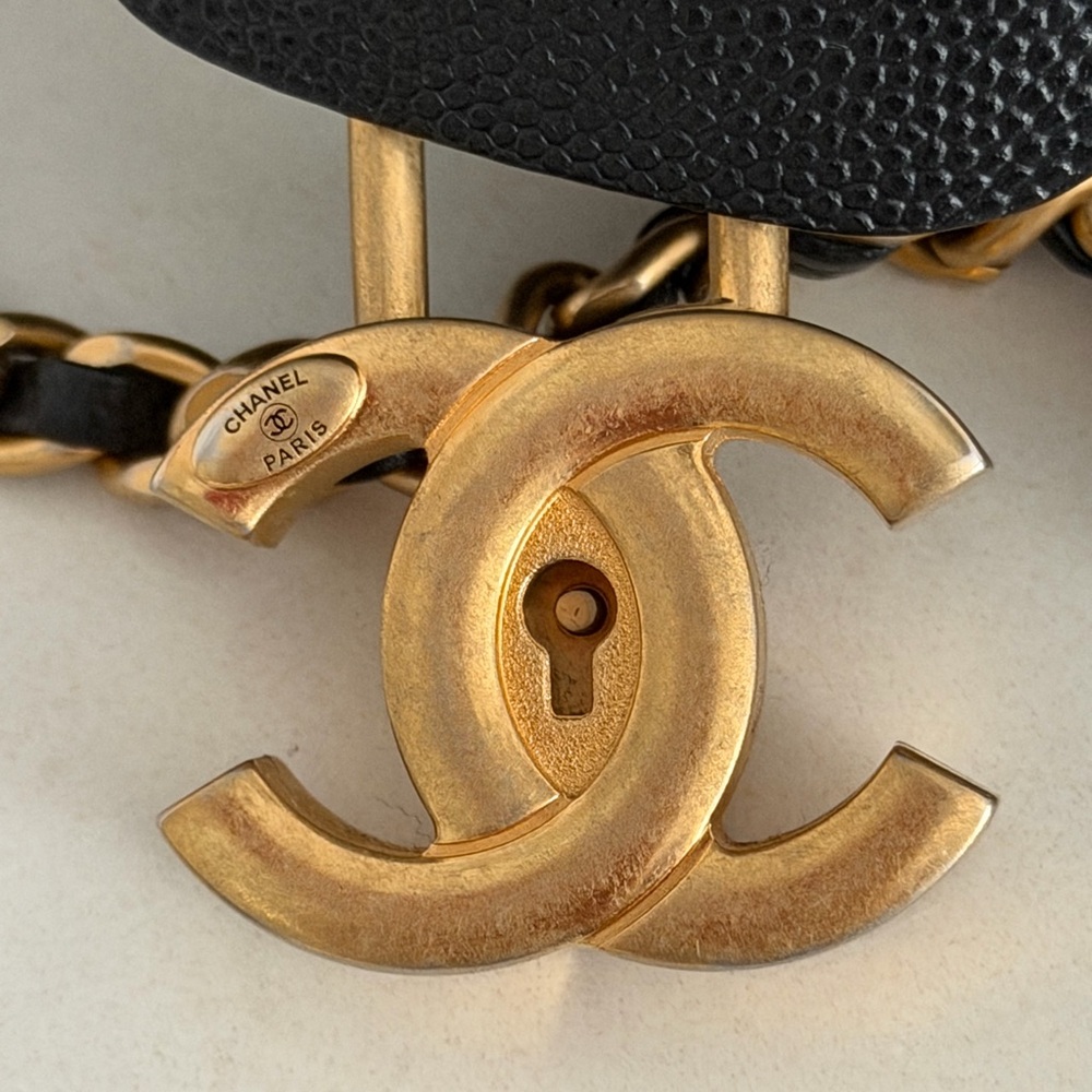 CHANEL Filigree Vertical Vanity Case Quilted Caviar EUC Box 2 COA’s ~ FLASH SALE - Picture 3 of 13